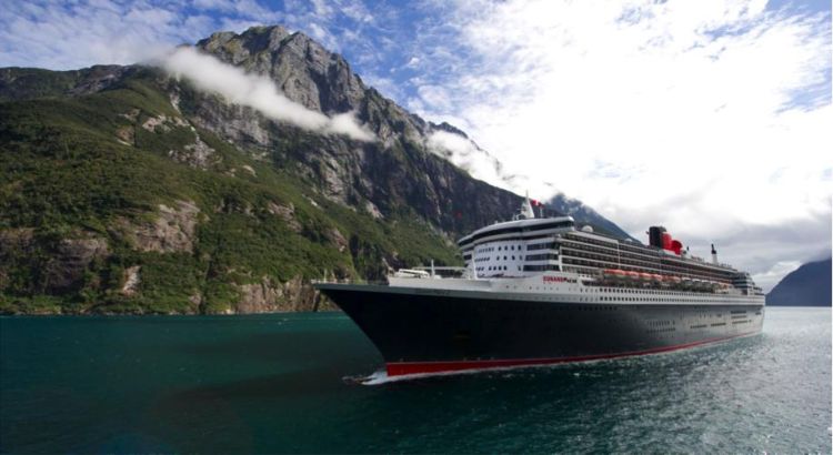Лайнер Cunard во Фьорде