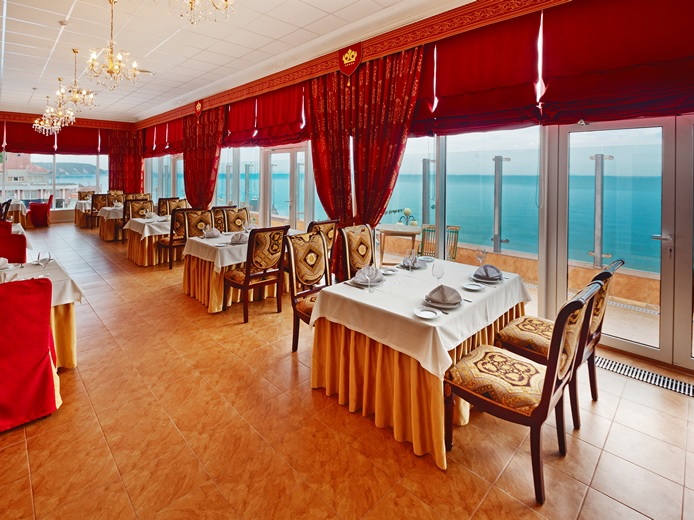 Прекрасный ресторан с видом на море